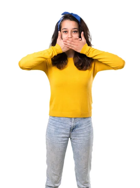 Młoda Dziewczyna Żółty Sweterek Niebieską Chustę Głowie Obejmujące Usta Rękami — Zdjęcie stockowe