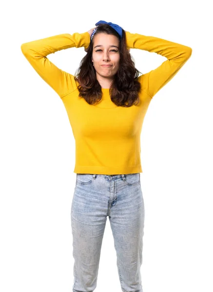 Rapariga Com Suéter Amarelo Bandana Azul Cabeça Toma Mãos Cabeça — Fotografia de Stock