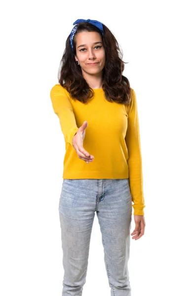 Jovem Com Suéter Amarelo Bandana Azul Cabeça Apertando Mãos Para — Fotografia de Stock