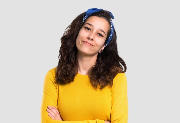 Jong Meisje Met Gele Trui Blauwe Bandana Haar Hoofd Houden — Stockfoto