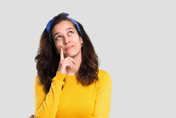 Chica Joven Con Suéter Amarillo Pañuelo Azul Cabeza Pie Pensando — Foto de Stock