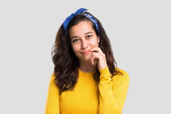 Jeune Fille Avec Pull Jaune Bandana Bleu Sur Tête Souriant — Photo