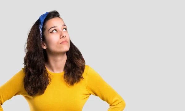 Jeune Fille Avec Pull Jaune Bandana Bleu Sur Son Stand — Photo