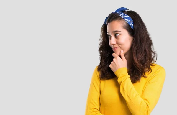 Menina Com Suéter Amarelo Bandana Azul Sua Cabeça Olhando Para — Fotografia de Stock