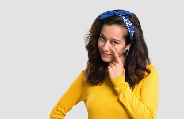 Chica Joven Con Suéter Amarillo Bandana Azul Cabeza Pie Mirando —  Fotos de Stock