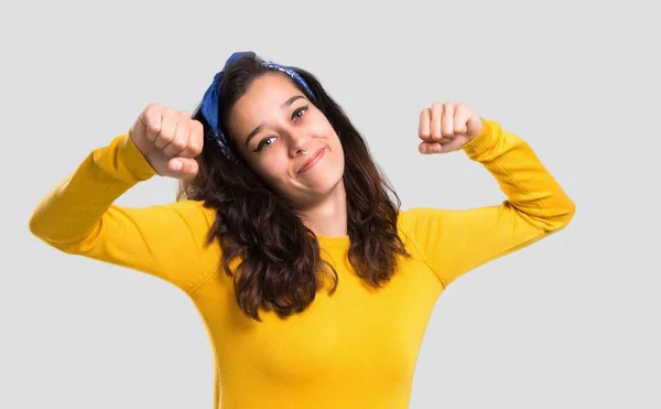 Menina Com Suéter Amarelo Bandana Azul Cabeça Comemorando Uma Vitória — Fotografia de Stock