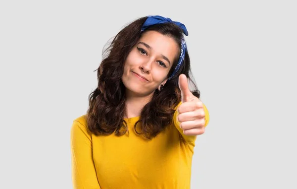 Menina Com Suéter Amarelo Bandana Azul Cabeça Dando Gesto Polegares — Fotografia de Stock