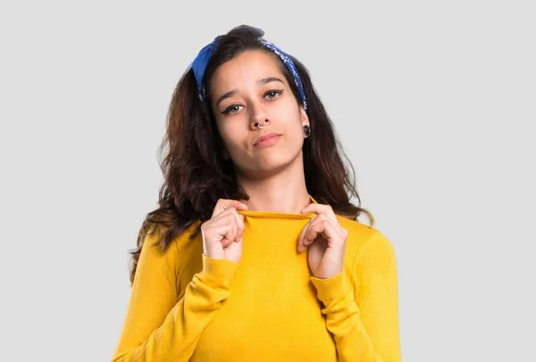 Jeune Fille Avec Pull Jaune Bandana Bleu Sur Tête Fier — Photo