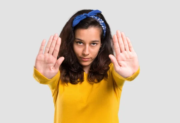 Ung Flicka Med Gul Tröja Och Blå Bandana Hennes Huvud — Stockfoto