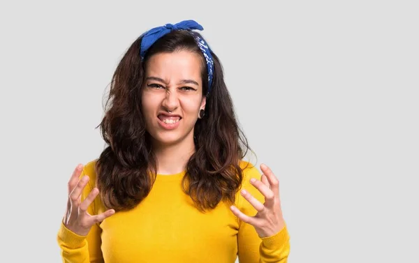 Ung Flicka Med Gul Tröja Och Blå Bandana Hennes Huvud — Stockfoto