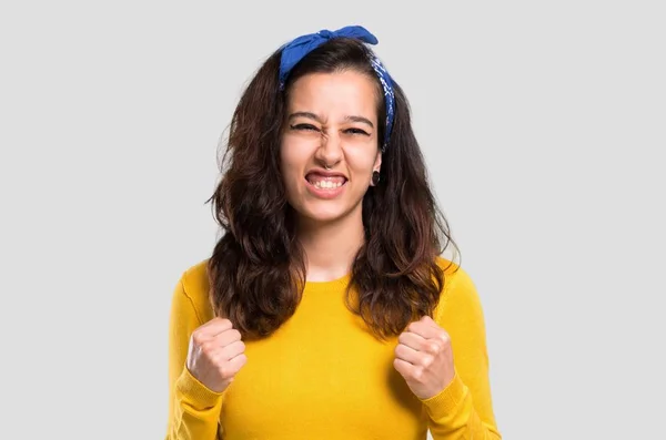 Rapariga Com Suéter Amarelo Bandana Azul Cabeça Irritada Com Raiva — Fotografia de Stock