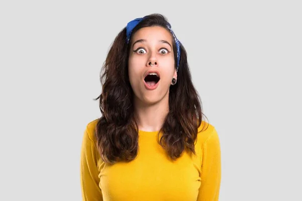 Jovem Com Suéter Amarelo Bandana Azul Cabeça Com Expressão Facial — Fotografia de Stock