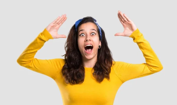 Junges Mädchen Mit Gelbem Pullover Und Blauem Kopftuch Überrascht Und — Stockfoto