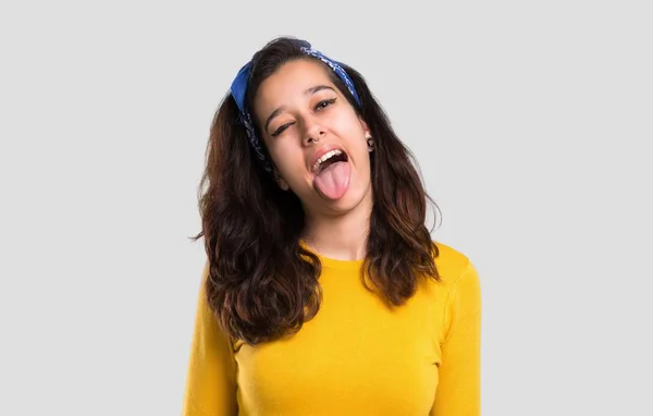Chica Joven Con Suéter Amarillo Bandana Azul Cabeza Mostrando Lengua — Foto de Stock