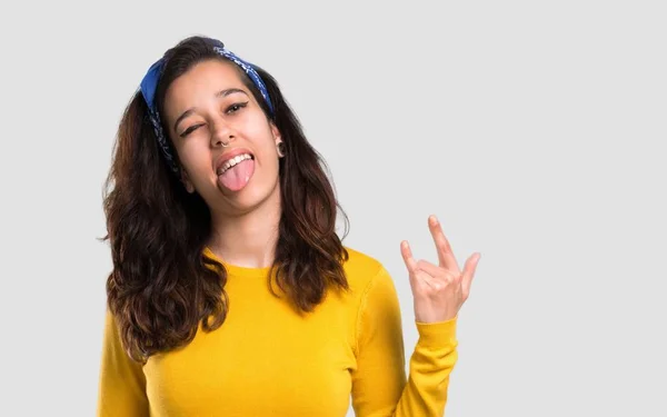 Jovem Com Suéter Amarelo Bandana Azul Cabeça Mostrando Língua Câmera — Fotografia de Stock