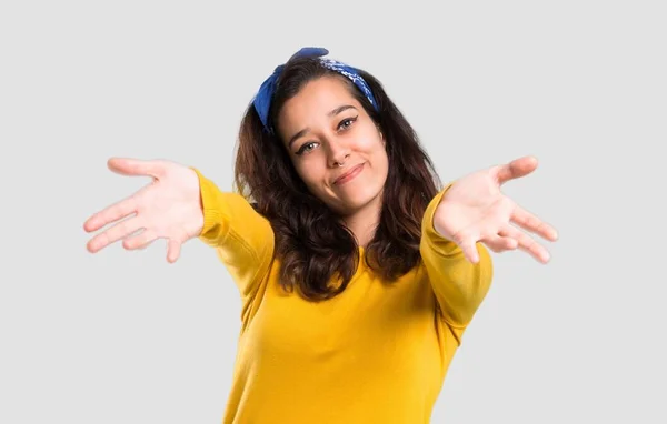 Young Girl Yellow Sweater Blue Bandana Her Head Presenting Inviting — Stock Photo, Image