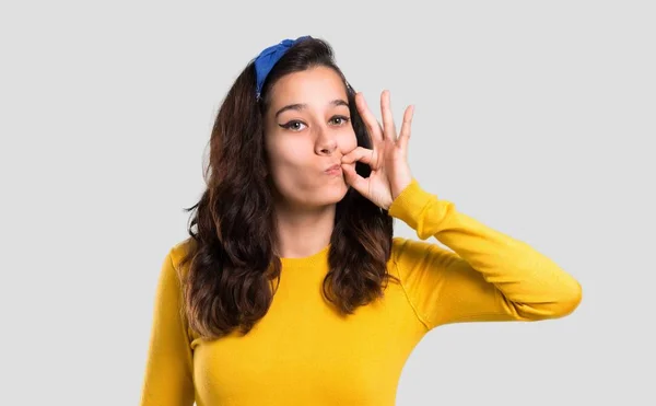 Chica Joven Con Suéter Amarillo Pañuelo Azul Cabeza Mostrando Signo —  Fotos de Stock