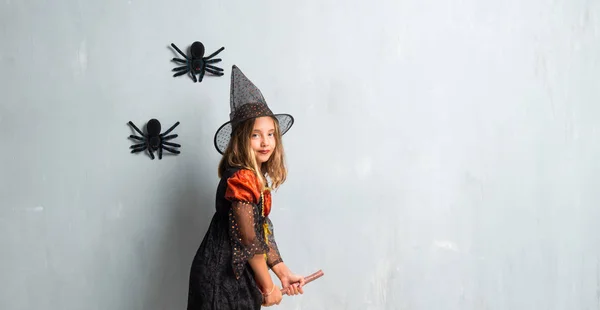 Malá Dívka Oblečená Jako Čarodějnice Svátky Halloween Výše Koště Létání — Stock fotografie