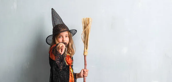 Bambina Vestita Strega Con Una Scopa Feste Halloween Che Punta — Foto Stock