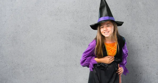 小女孩打扮成巫婆的万圣节假期笑纹理背景 — 图库照片