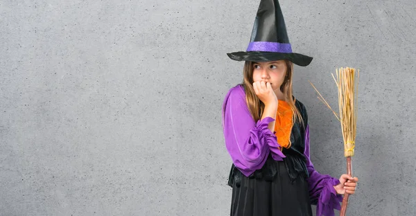 Little Girl Ubrany Jak Czarownica Święta Halloween Jest Trochę Nerwowy — Zdjęcie stockowe