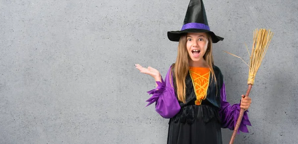 Menina Vestida Como Uma Bruxa Para Feriados Halloween Com Surpresa — Fotografia de Stock