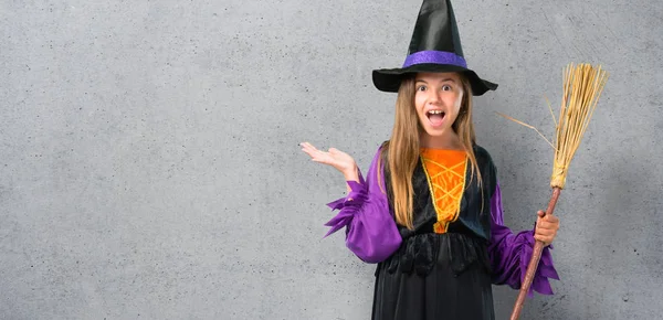 Petite Fille Habillée Comme Une Sorcière Pour Les Vacances Halloween — Photo