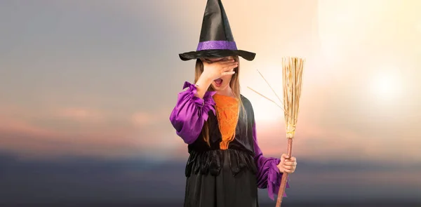 Kis Lány Felöltözött Mint Egy Halloween Boszorkány Ünnepek Kiterjedő Szem — Stock Fotó