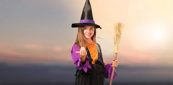 Menina Vestida Como Uma Bruxa Para Feriados Halloween Apresentando Convidando — Fotografia de Stock