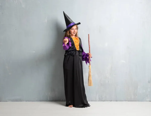 Malá Dívka Oblečená Jako Čarodějnice Svátky Halloween Koužek — Stock fotografie