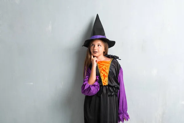 Menina Vestida Como Uma Bruxa Para Feriados Halloween Pensar — Fotografia de Stock