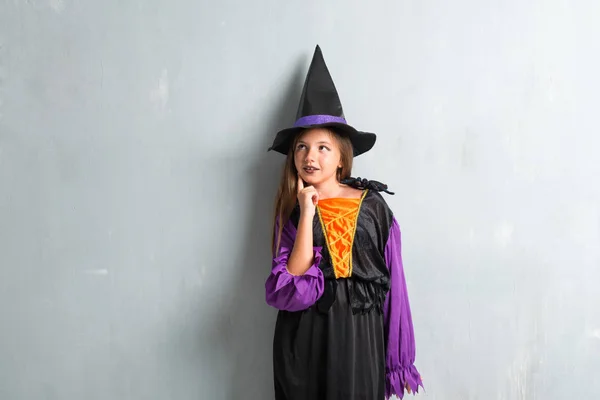 ハロウィーン休日や思考を魔女に扮した少女 — ストック写真