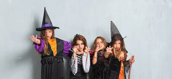 Группа Друзей Костюмах Вампиров Ведьм Хэллоуин Праздники Шутят — стоковое фото