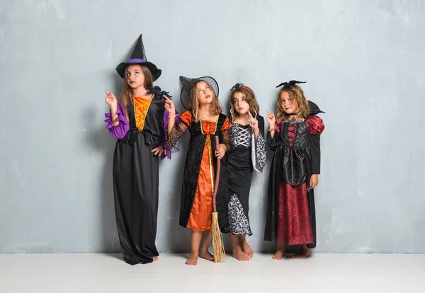 Группа друзей в костюмах вампиров и ведьм для халло — стоковое фото