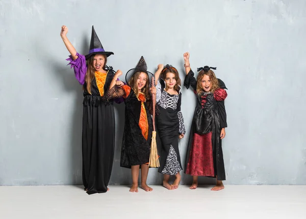 Groupe d'amis avec costumes de vampires et sorcières pour hallo — Photo