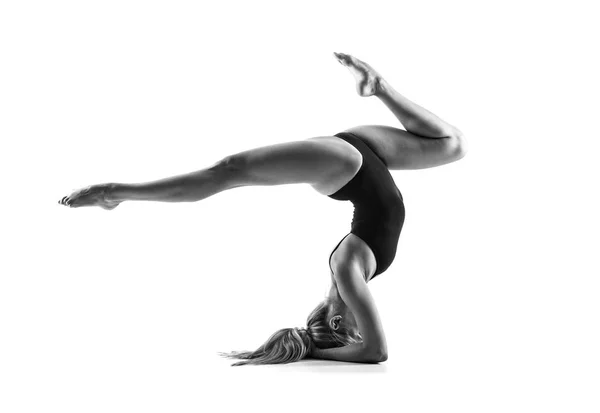新体操の練習 マイヨに若いブロンドの女性 — ストック写真