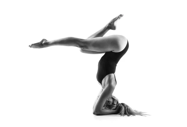 Unga Blonda Kvinnan Maillot Öva Yoga Lektion — Stockfoto