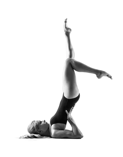 Jonge Blonde Vrouw Maillot Beoefenen Van Ritmische Gymnastiek — Stockfoto