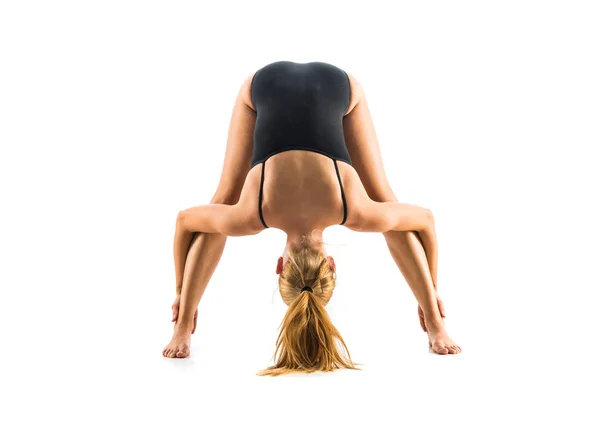 Unga Blonda Kvinnan Maillot Öva Yoga Lektion — Stockfoto