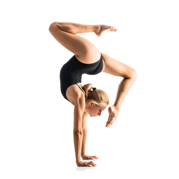 Junge Blonde Frau Maillot Praktiziert Rhythmische Gymnastik — Stockfoto