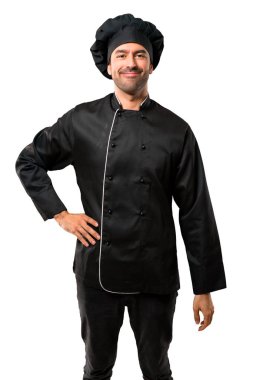 Silah, kalça ile poz ve gülümseyen izole beyaz arka plan üzerinde siyah üniformalı erkeklere Şef