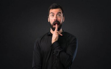 Siyah arka plan üzerine sakal yapma intihar hareketi ile yakışıklı adam