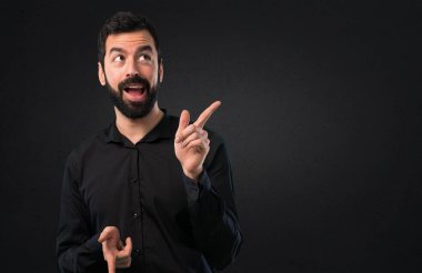 Siyah arka plan üzerine dans sakallı yakışıklı adam