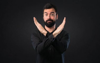 Siyah arka plan üzerine hiç jest yapma sakallı yakışıklı adam