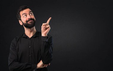 Sakal düşünce siyah arka plan ile yakışıklı adam