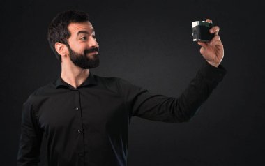 Siyah arka plan üzerine bir selfie yapma sakallı yakışıklı adam