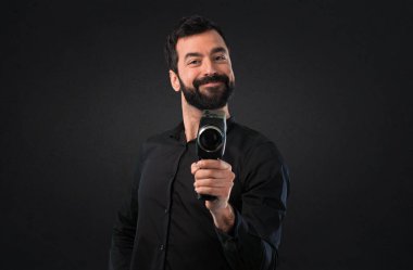 Sakal siyah arka plan üzerine filme ile yakışıklı adam