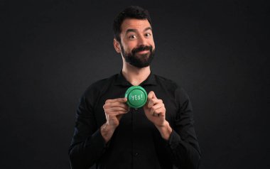 Evet düğmesini siyah arka plan üzerine basarak sakallı yakışıklı adam