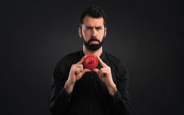 Siyah arka plan üzerine hiçbir düğmeye basarak sakallı yakışıklı adam