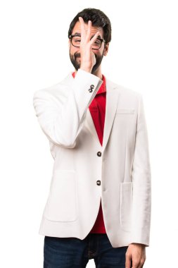 Beyaz arka plan üzerinde espri gözlüklü esmer adam